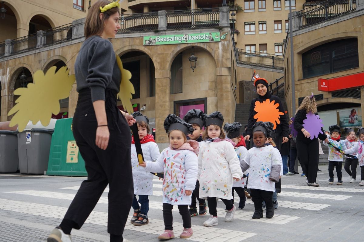 Herriko ikasle gazteek kaleak kolorez eta mozorroz bete dituzte
