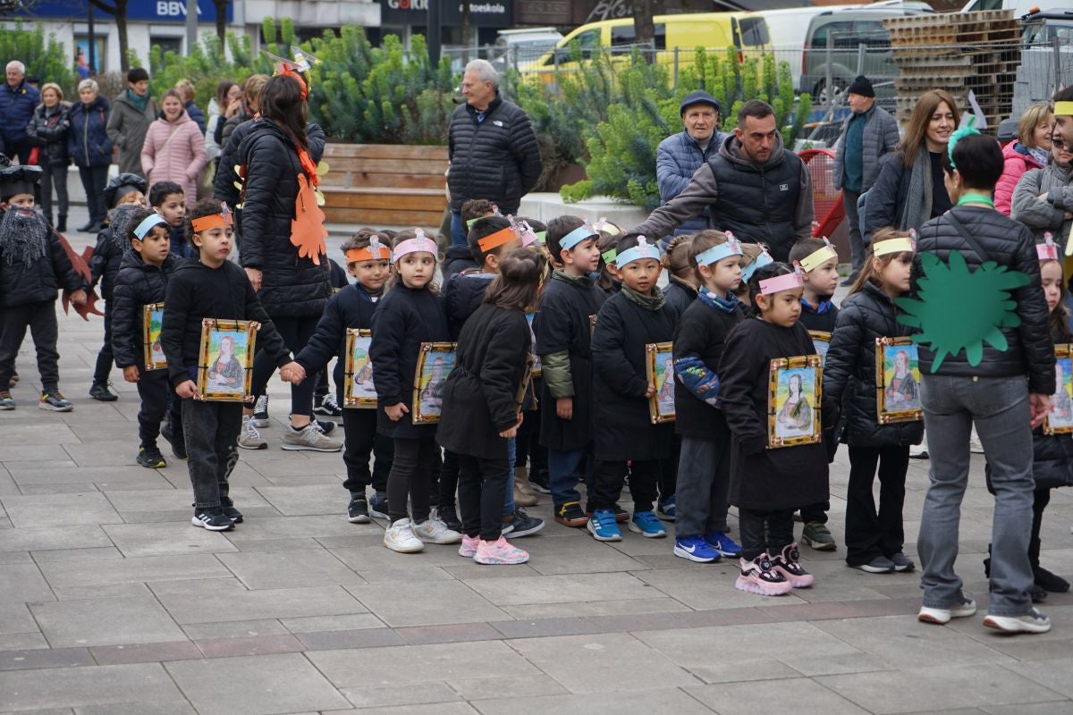 Herriko ikasle gazteek kaleak kolorez eta mozorroz bete dituzte