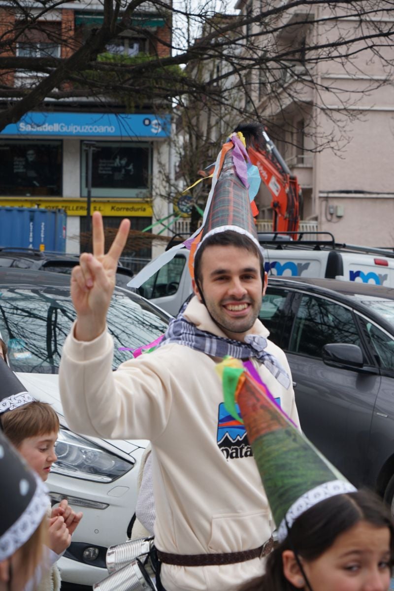 Herriko ikasle gazteek kaleak kolorez eta mozorroz bete dituzte