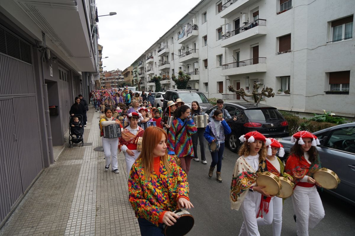 Herriko ikasle gazteek kaleak kolorez eta mozorroz bete dituzte