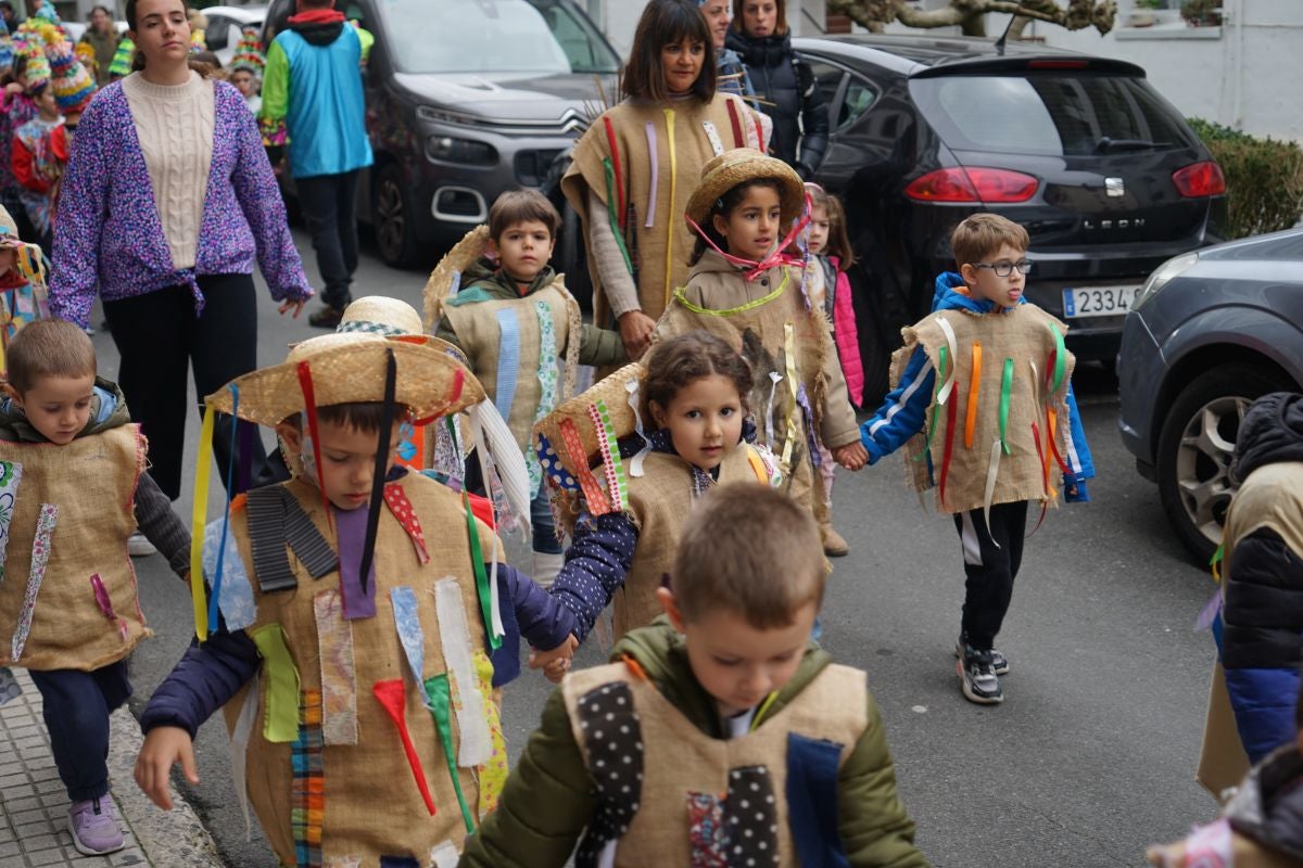 Herriko ikasle gazteek kaleak kolorez eta mozorroz bete dituzte