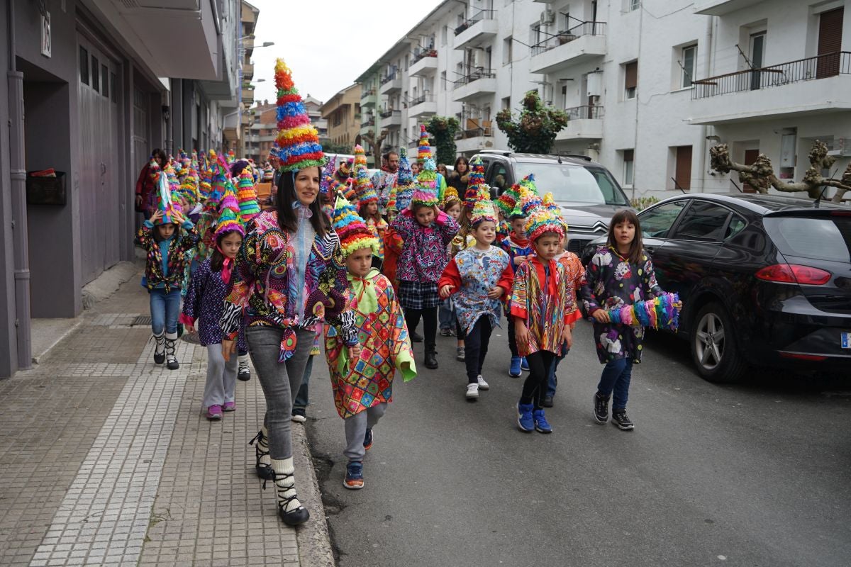 Herriko ikasle gazteek kaleak kolorez eta mozorroz bete dituzte