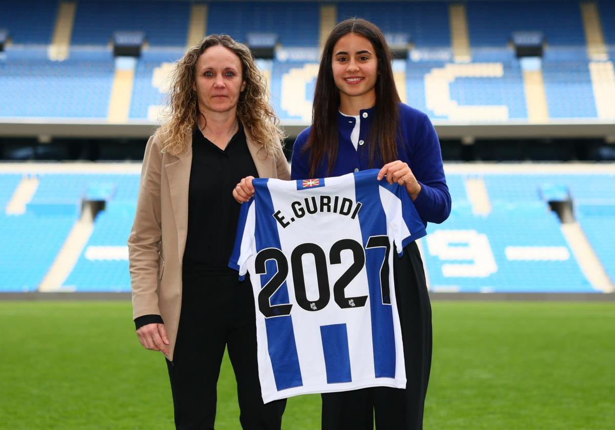 Elene Guridi posa con Maider Castillo en Anoeta