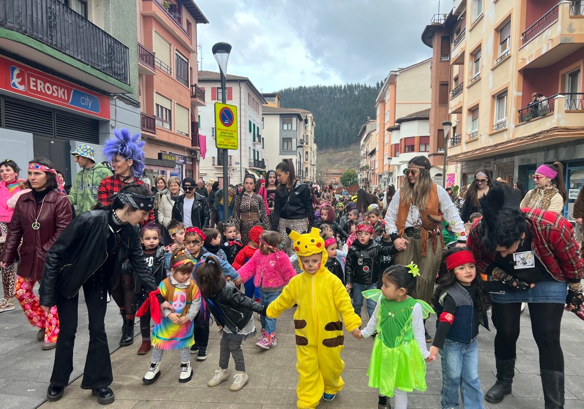 Escolares, Lintx y Katamalos inauguran oficialmente el Carnaval en Legazpi