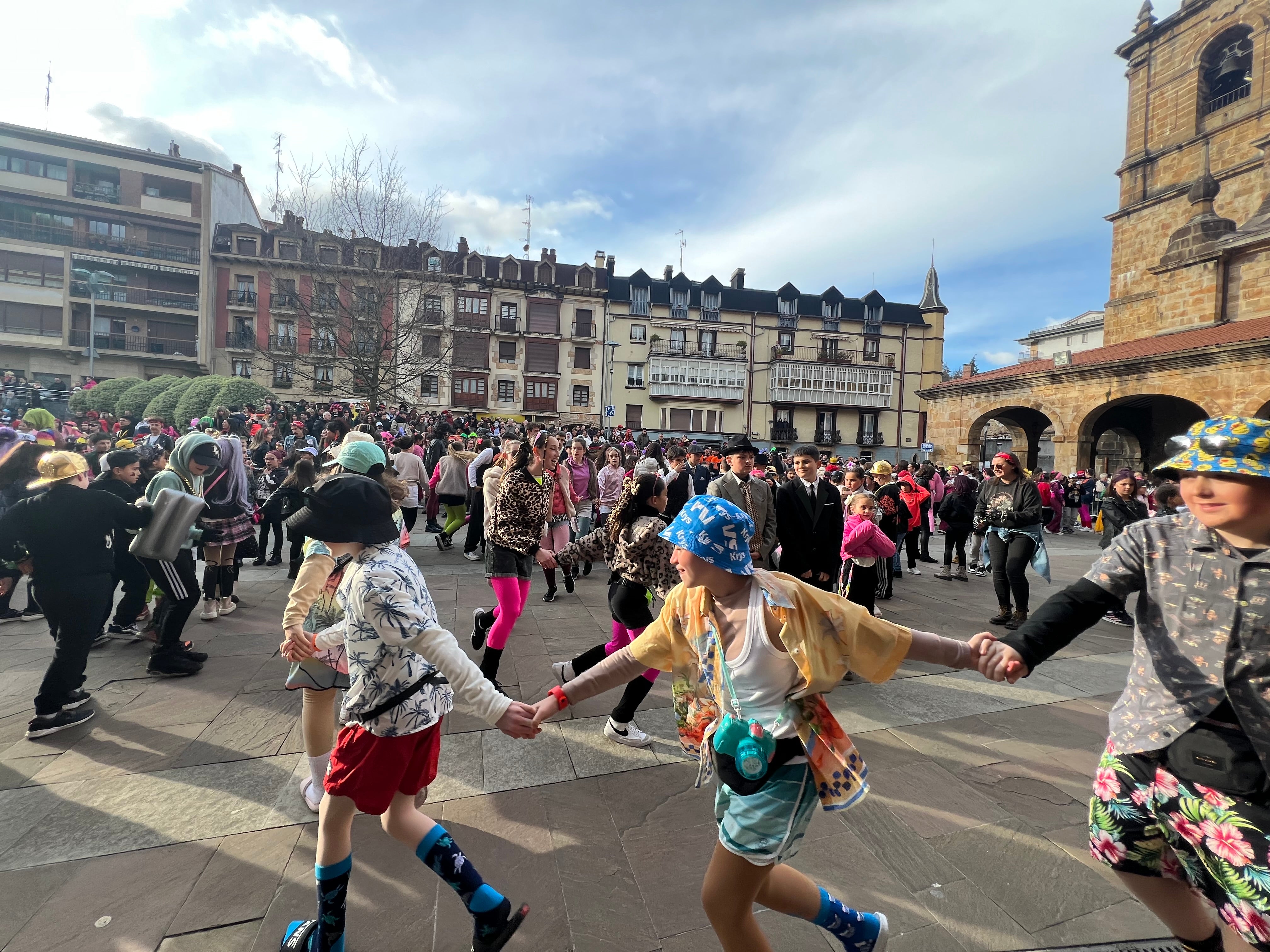 Escolares, Lintx y Katamalos inauguran oficialmente el Carnaval en Legazpi