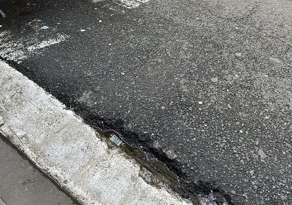Denuncia A. Alarcia: «Esta foto es del paso de cebra de Secundino Esnaola a la altura con Gran Vía. El paso tiene inclinación, un desnivel e incluso agujeros. Si no llueve ya es peligroso, pero con lluvia, es una proeza cruzarlo. Hace unos días, mi madre se tropezó con el agujero y se cayó. Aprovecho para dar las gracias a los comerciantes y viandantes que le socorrieron».