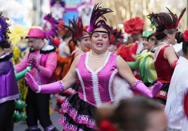 Una mujer baila al ritmo de las canciones de Thamesis.