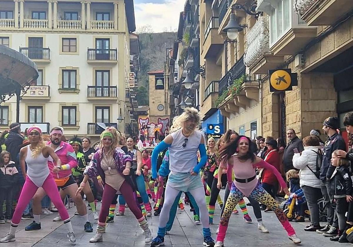 El pasado año el tema de la comparsa fue el 'Aerobik', y este sábado las calles se llenarán de rockeros de los 80.