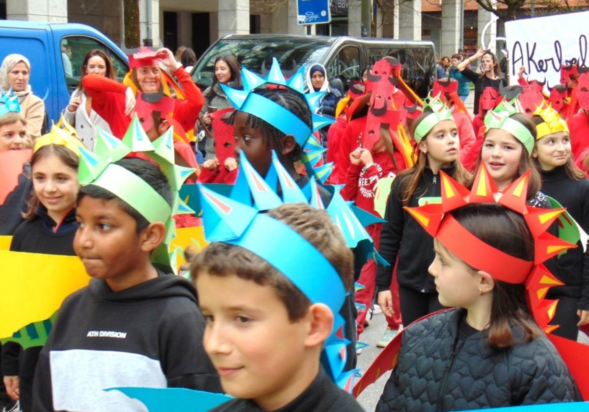 Los personajes mágicos de la mitología propia y de la foránea recorrieron las calles con un público volcado de padres, abuelos y demás familiares.
