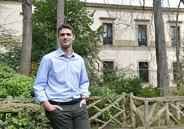 Joseba Díez Antxustegi, en el exterior del Parlamento Vasco, en Vitoria.
