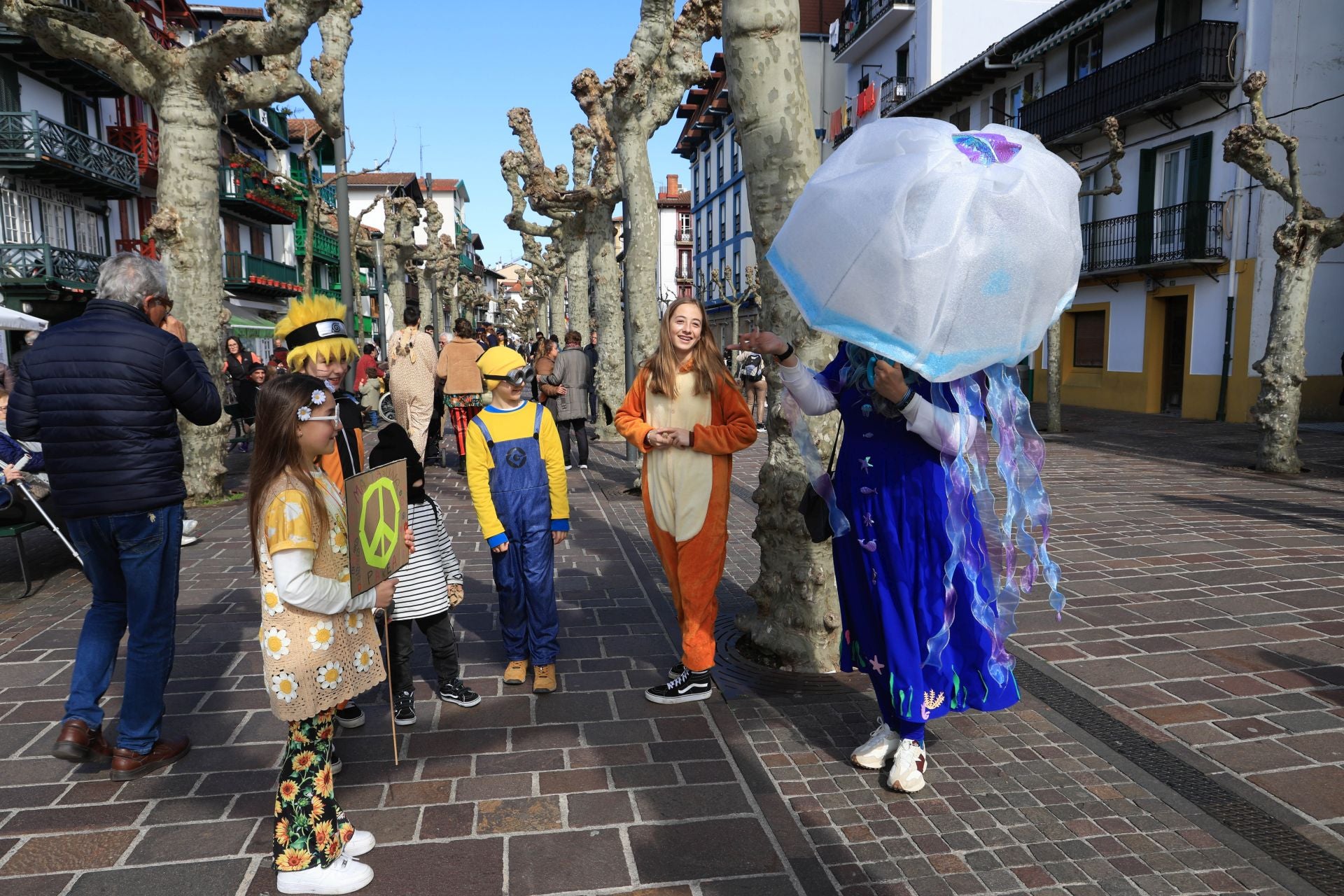 Cuadrillas y familias disfrutan de los Carnavales en Hondarribia