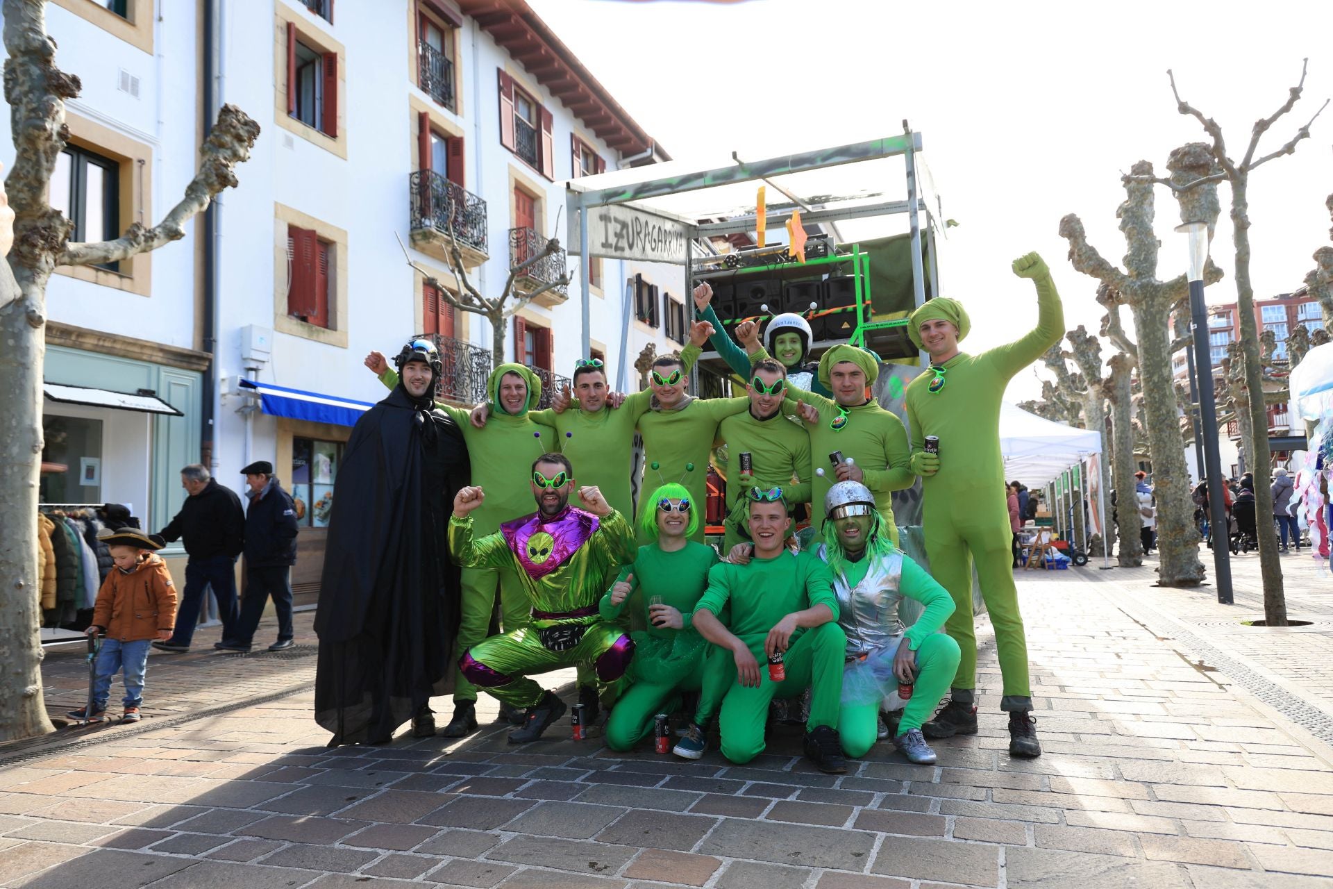 Cuadrillas y familias disfrutan de los Carnavales en Hondarribia