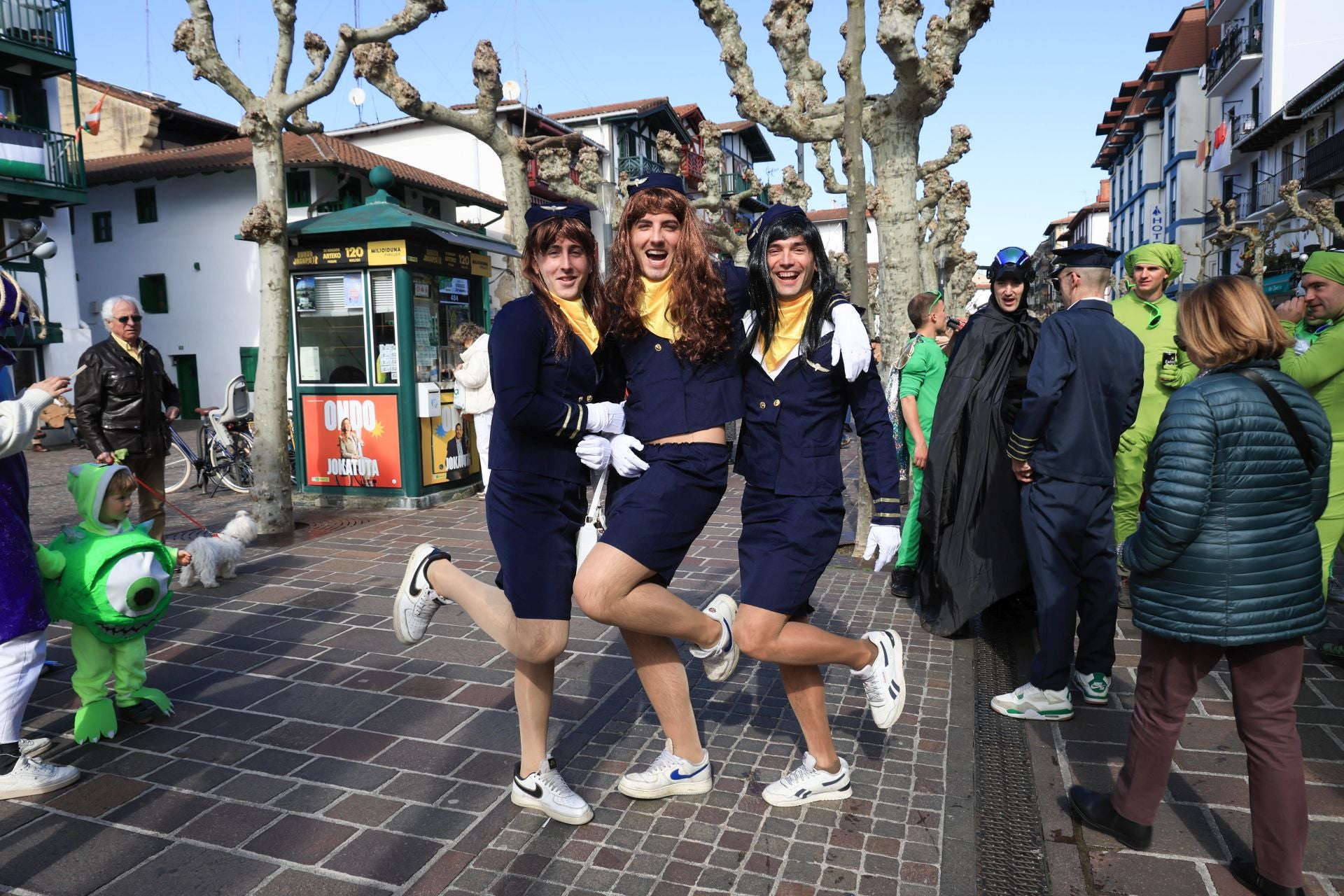 Cuadrillas y familias disfrutan de los Carnavales en Hondarribia