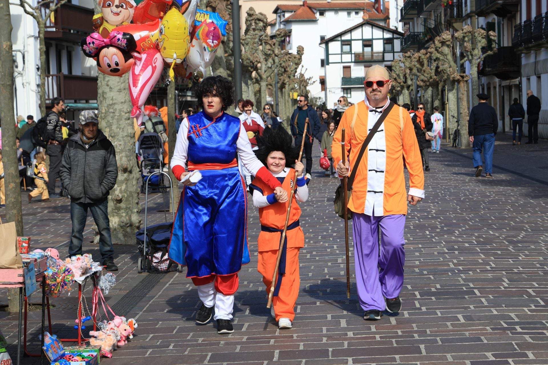 Cuadrillas y familias disfrutan de los Carnavales en Hondarribia
