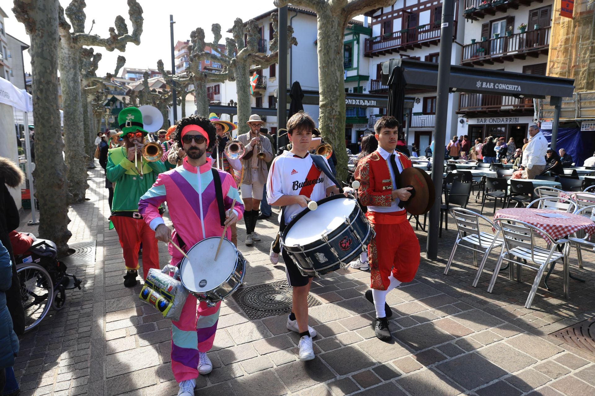 Cuadrillas y familias disfrutan de los Carnavales en Hondarribia