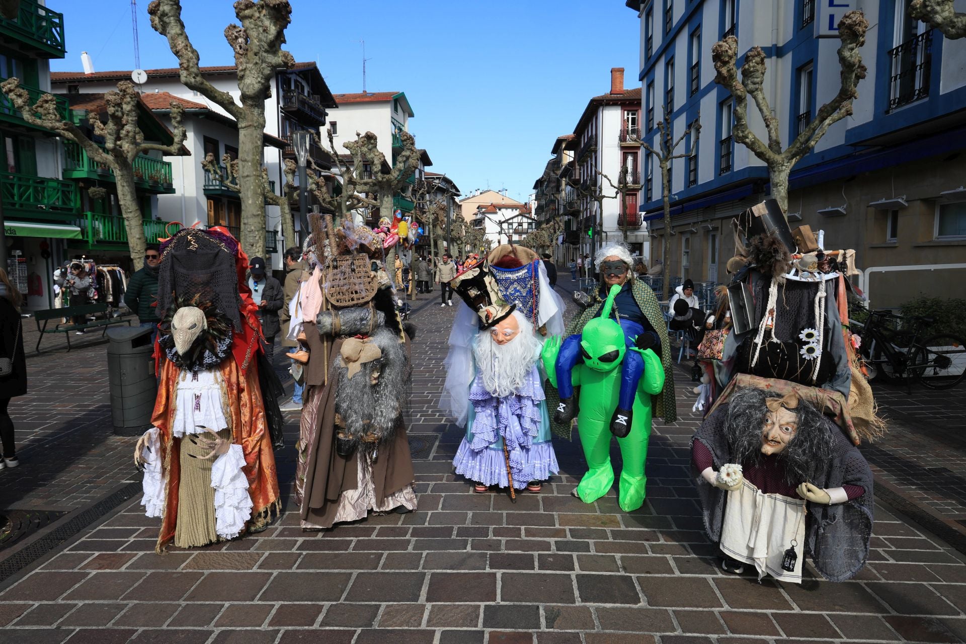 Cuadrillas y familias disfrutan de los Carnavales en Hondarribia