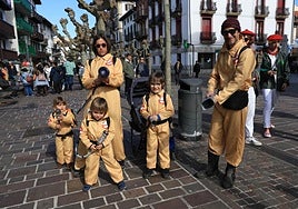 Cuadrillas y familias disfrutan de los Carnavales en Hondarribia