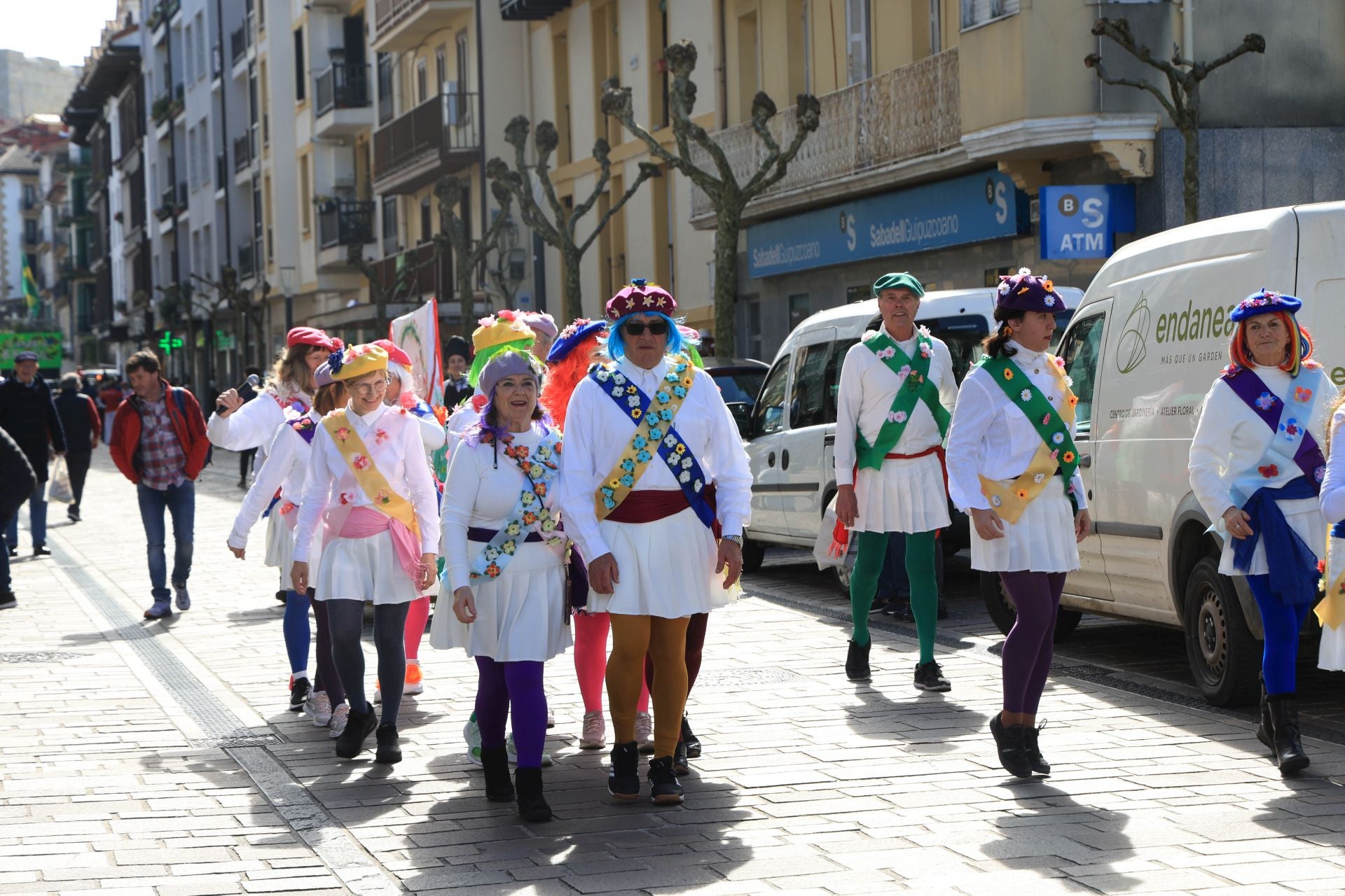 Cuadrillas y familias disfrutan de los Carnavales en Hondarribia