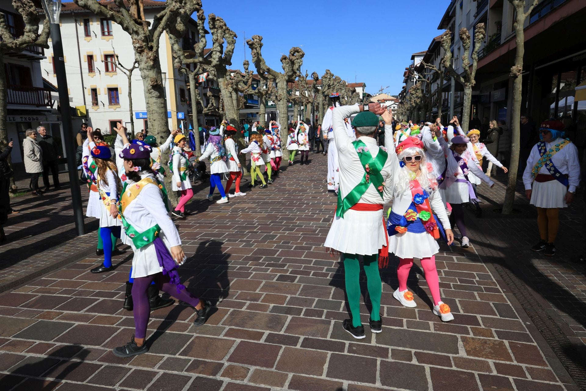 Cuadrillas y familias disfrutan de los Carnavales en Hondarribia