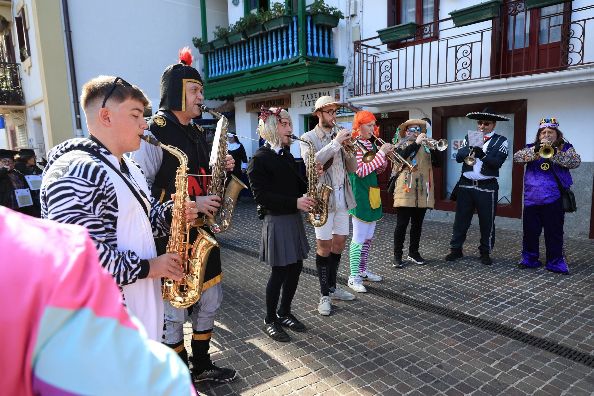 Cuadrillas y familias disfrutan de los Carnavales en Hondarribia