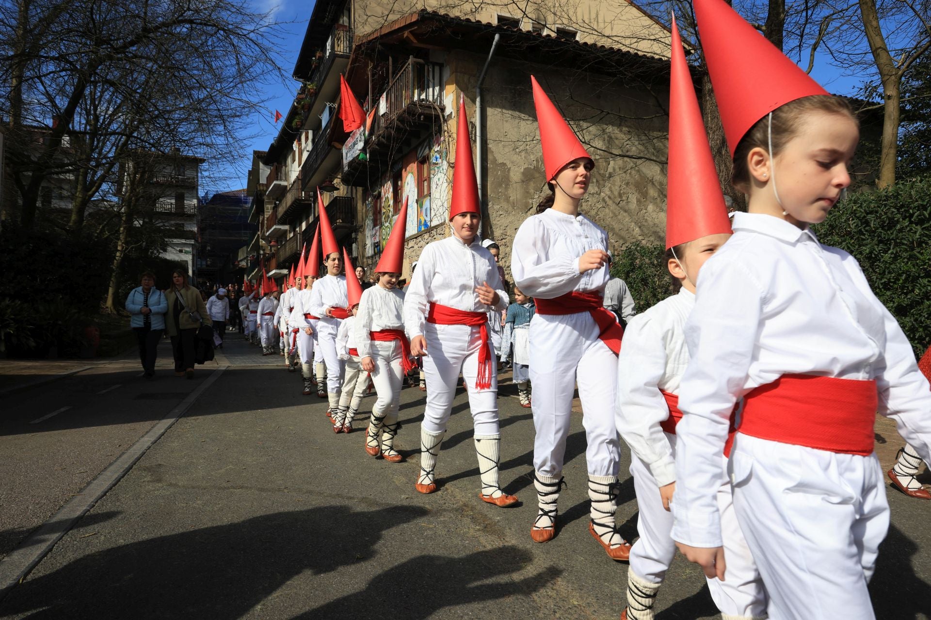 La animada kalejira de Murixka Dantza Taldea, en imágenes
