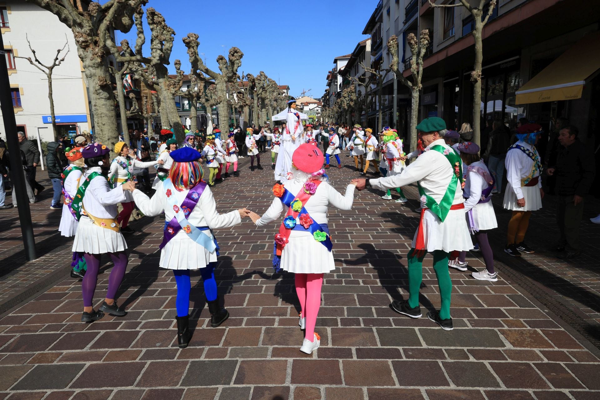 Cuadrillas y familias disfrutan de los Carnavales en Hondarribia