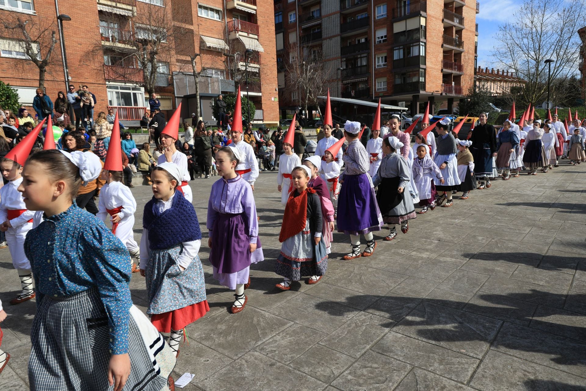 La animada kalejira de Murixka Dantza Taldea, en imágenes