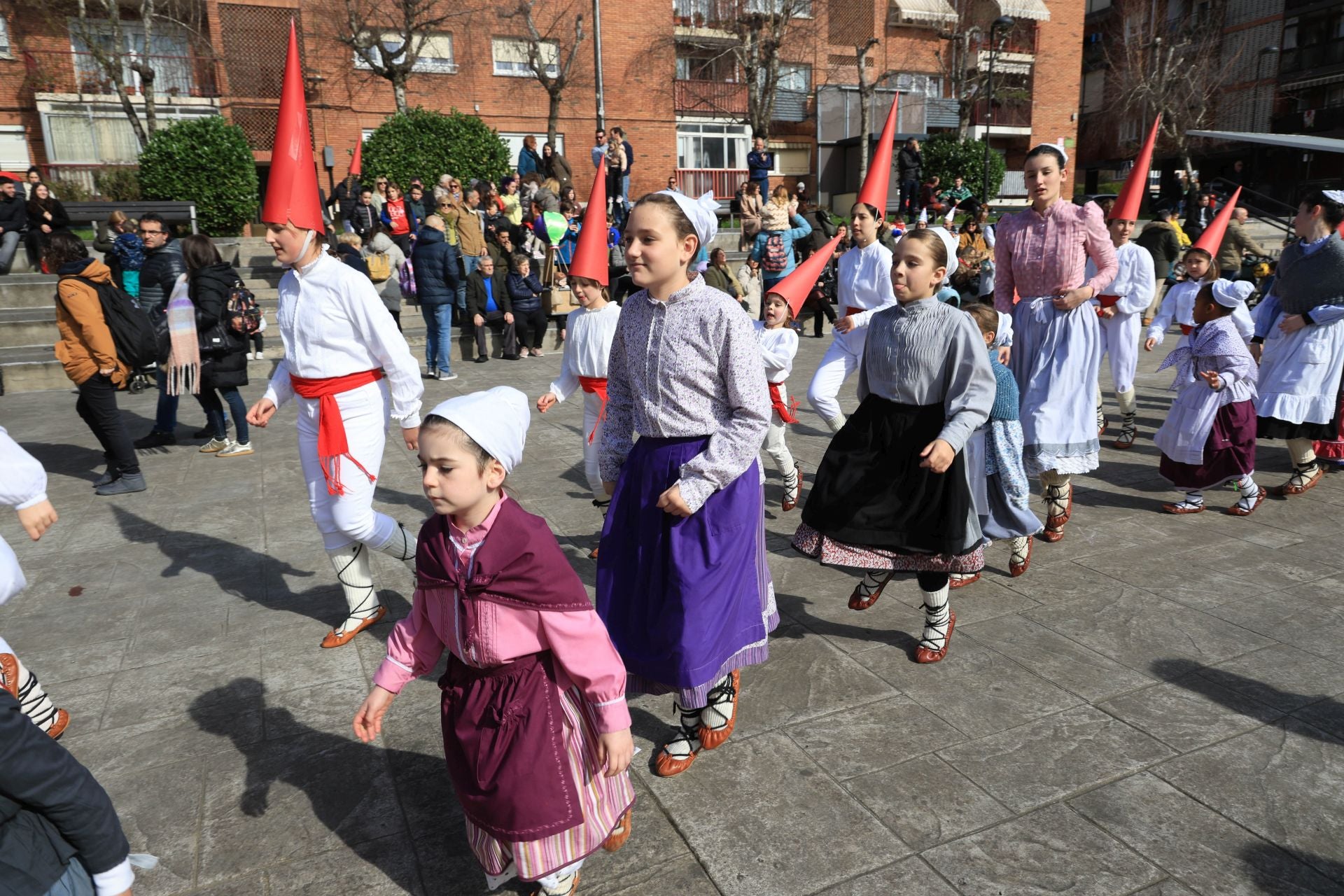 La animada kalejira de Murixka Dantza Taldea, en imágenes