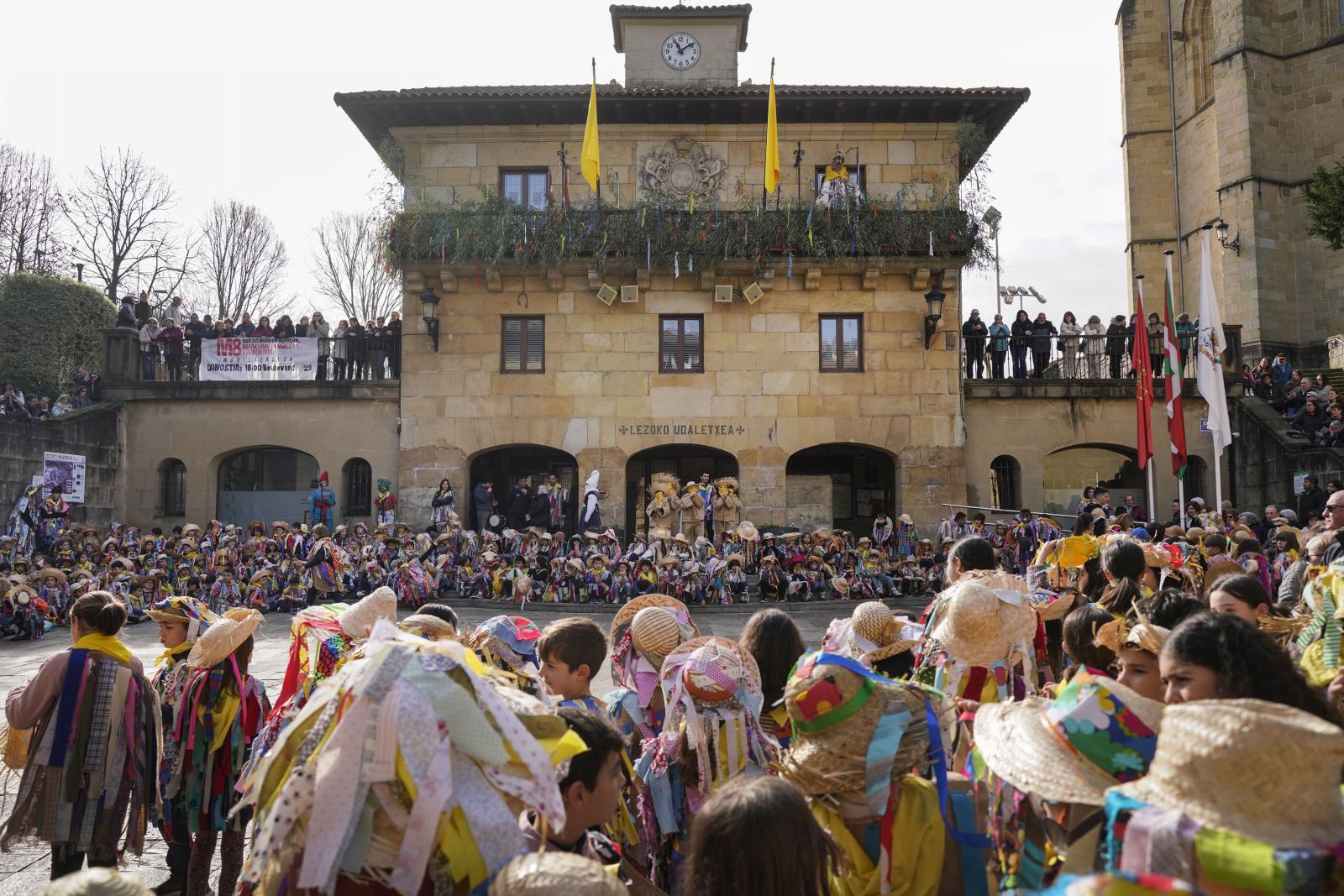 Los txikis de Lezo disfrutan al sol de los Carnavales