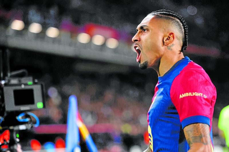 Raphinha celebra un gol con el Barcelona esta temporada