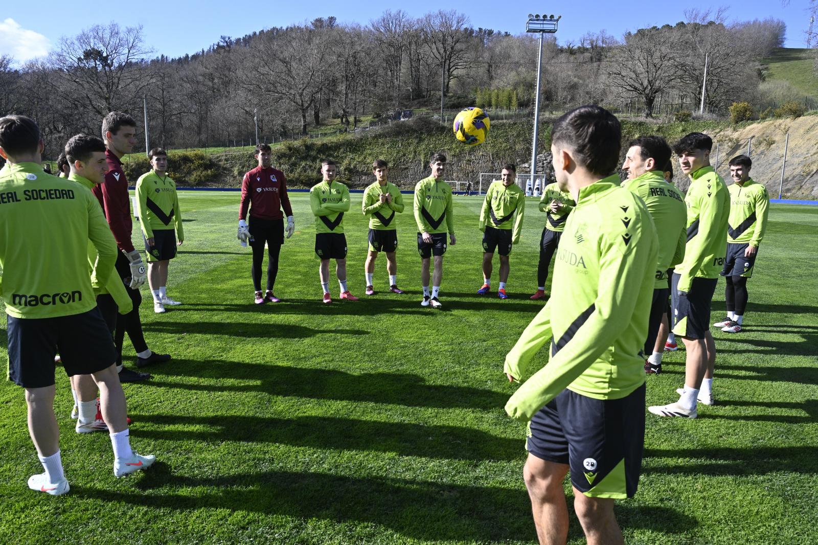 Los jugadores de la Real pelotean en el entrenamiento del sábado