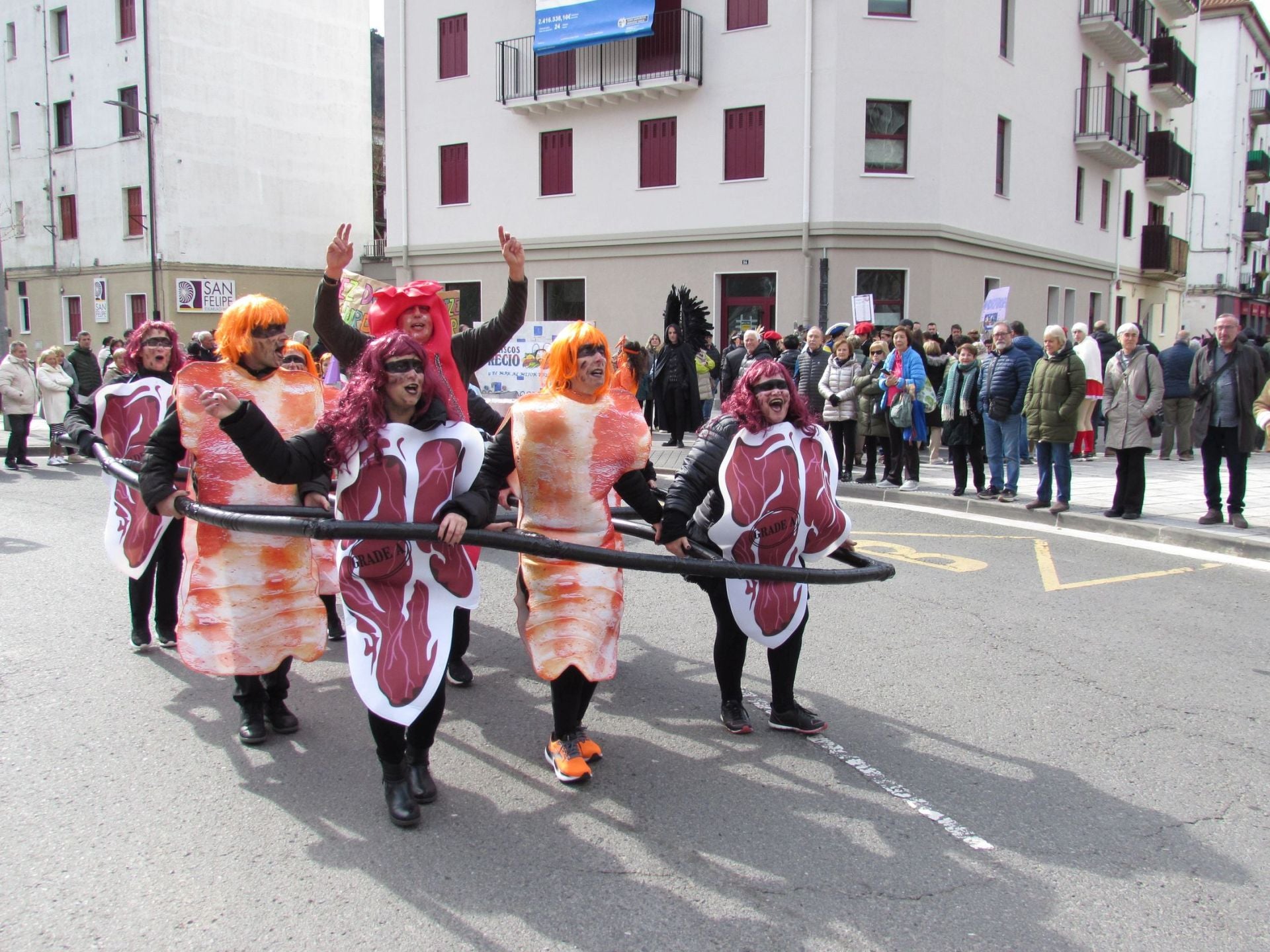 Gran ambiente en el desfile del carnaval de Arrasate