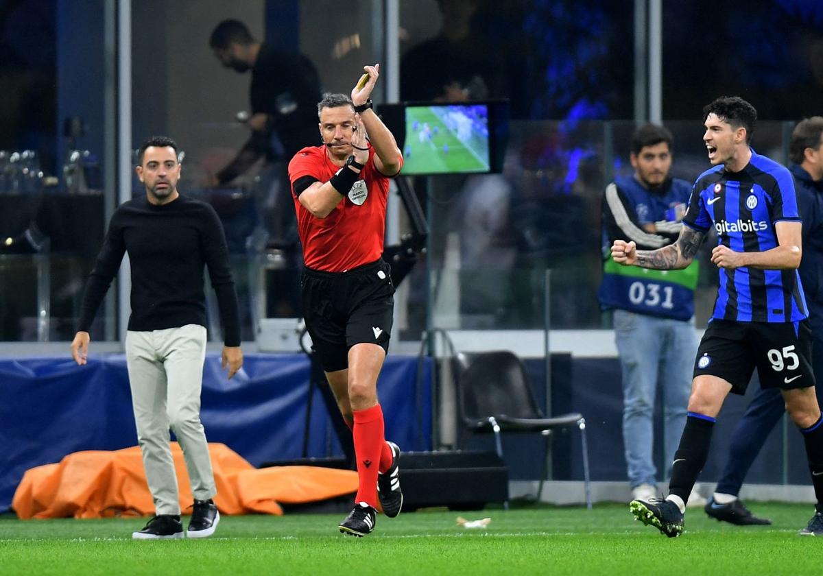 El árbitro, tras revisar el VAR, anula un gol.