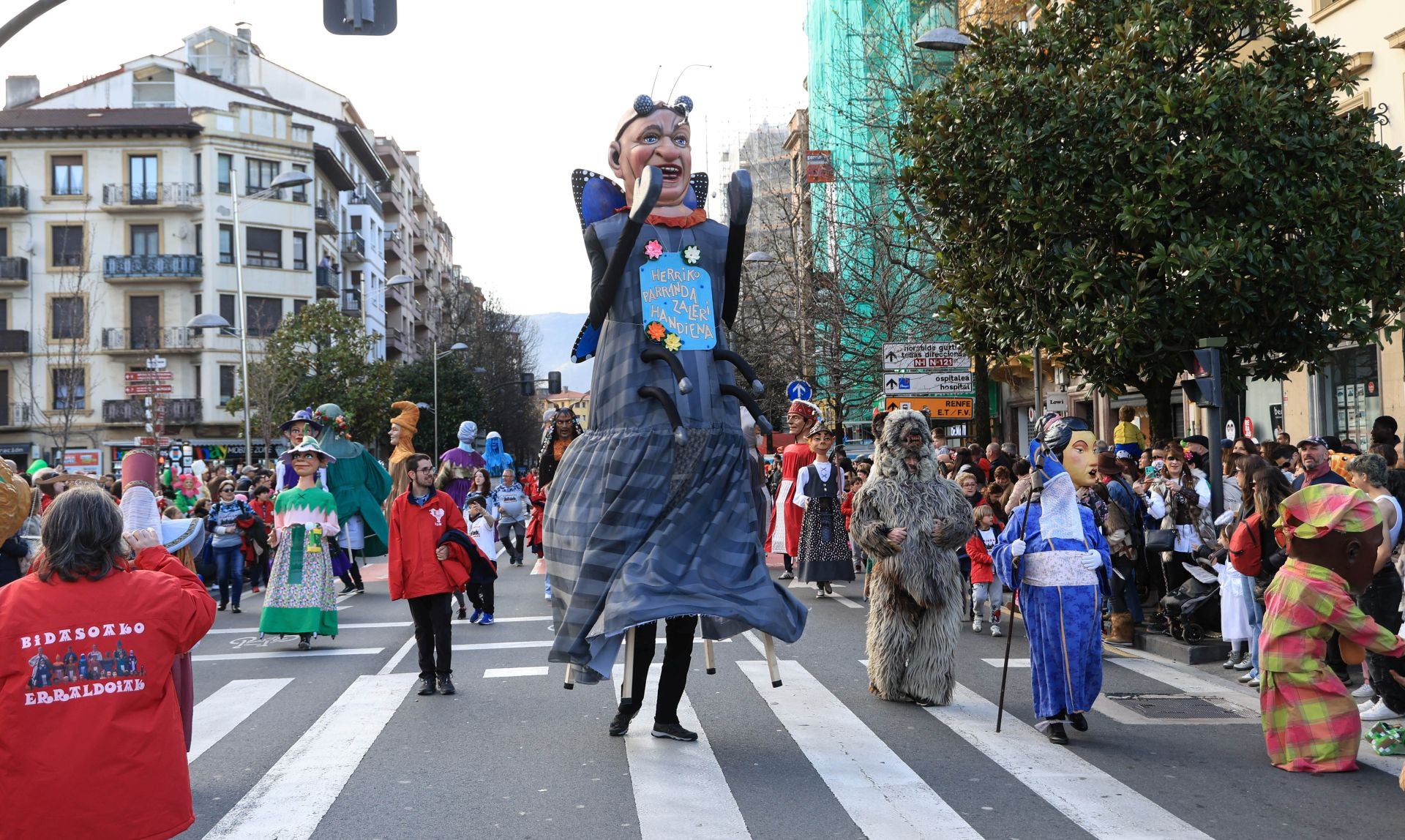 Los irundarras llenan las calles de color y alegría