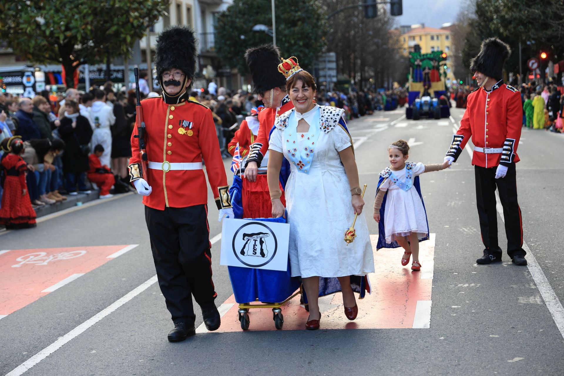 Los irundarras llenan las calles de color y alegría