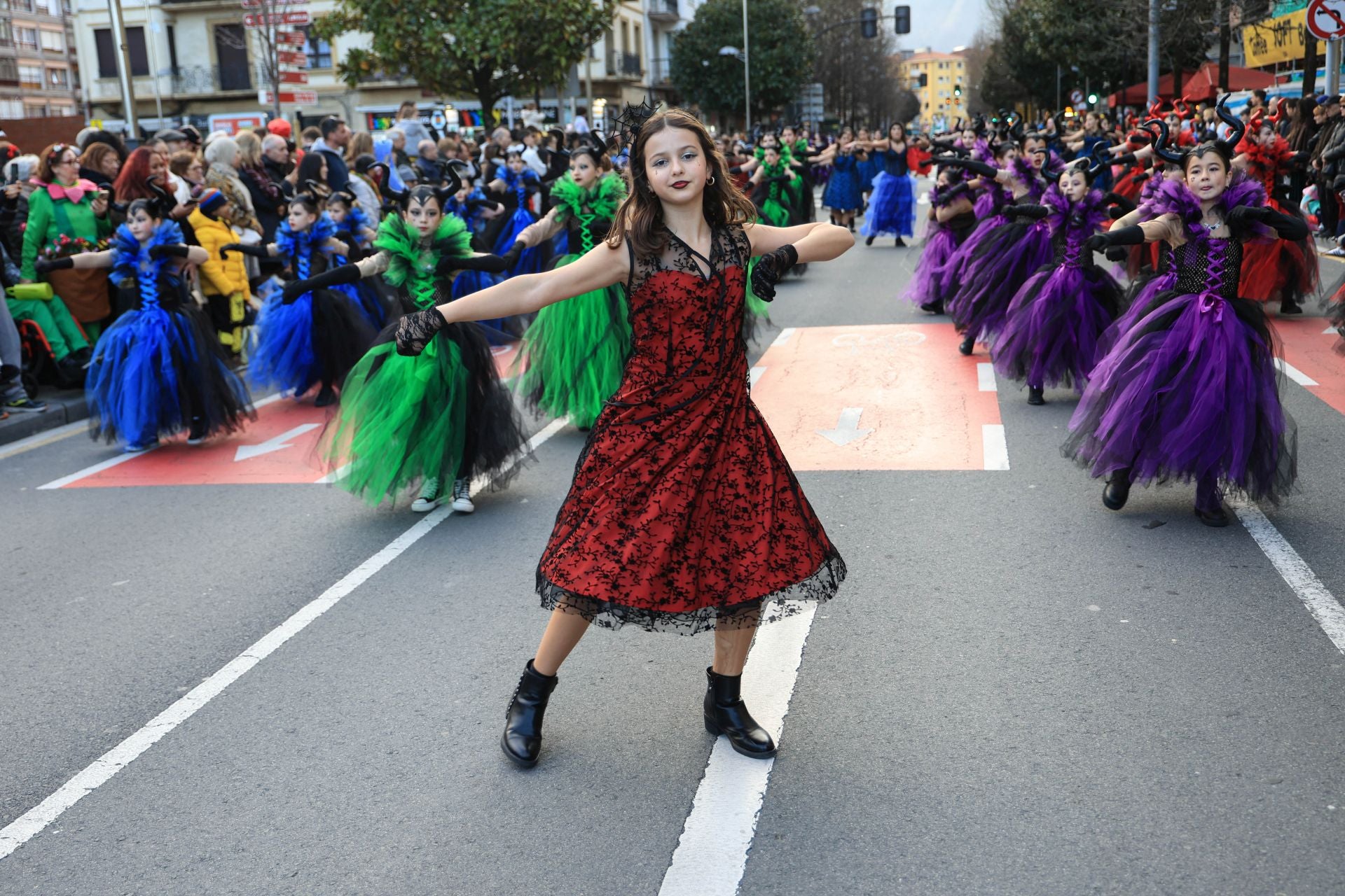 Los irundarras llenan las calles de color y alegría