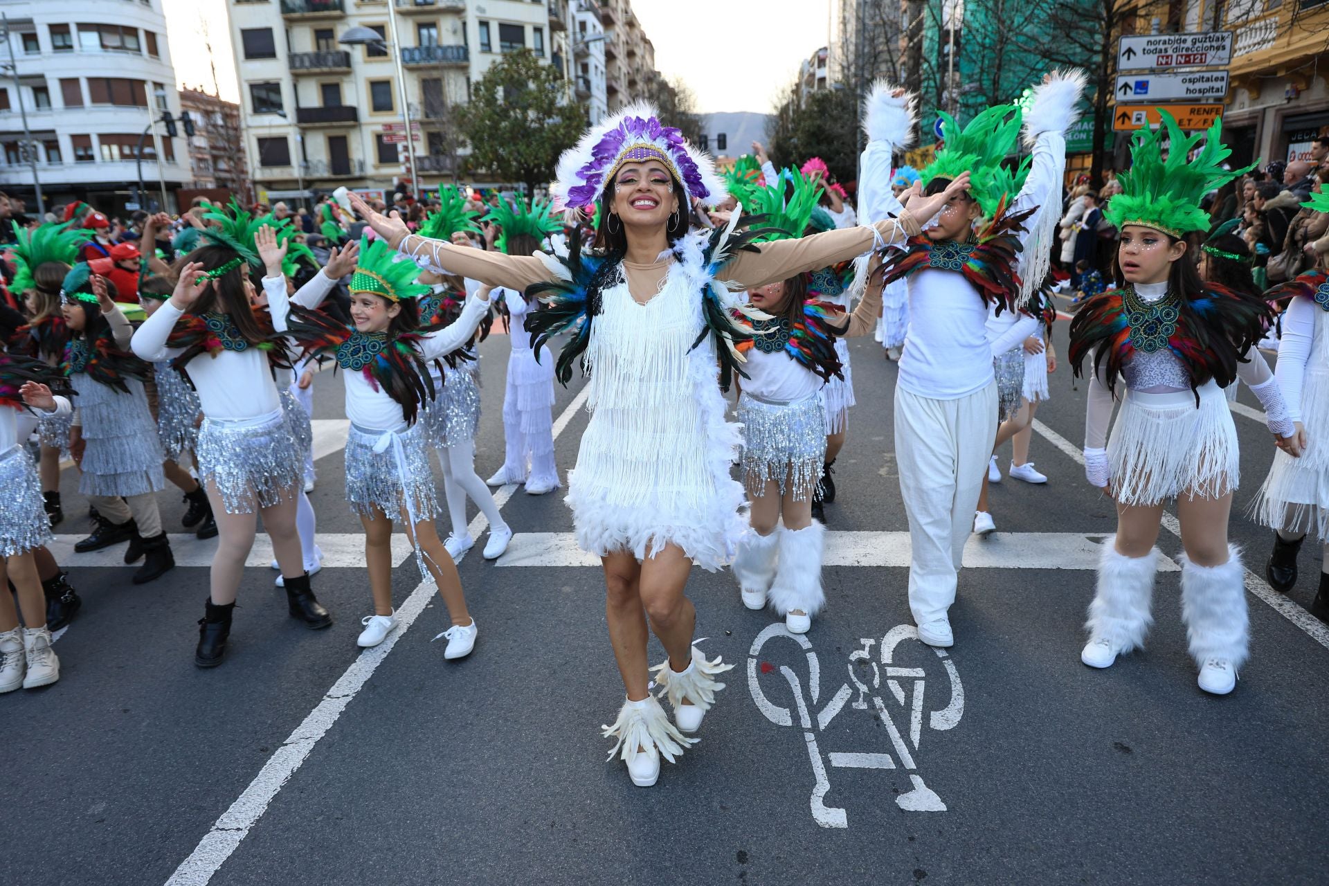 Los irundarras llenan las calles de color y alegría
