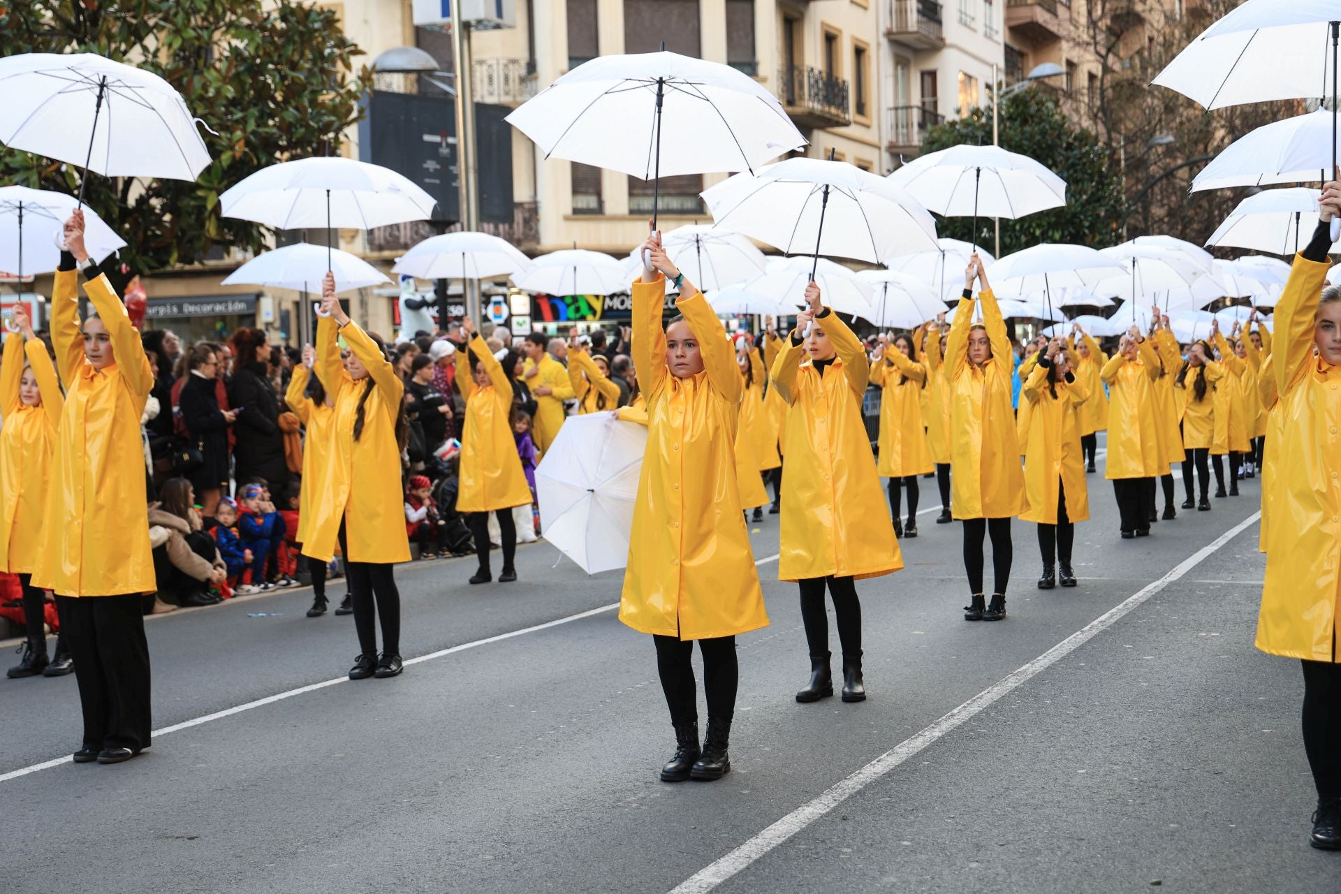 Los irundarras llenan las calles de color y alegría