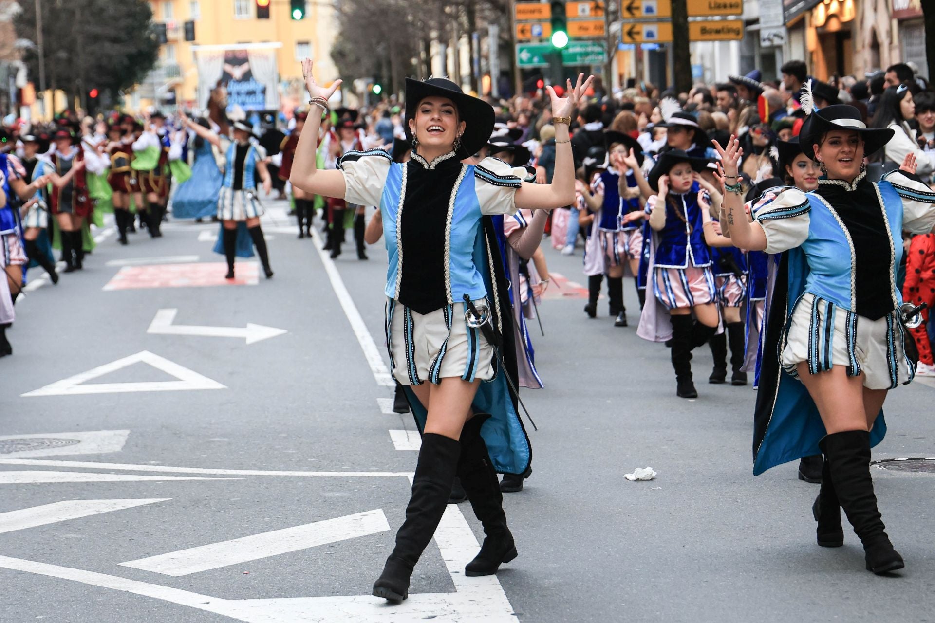 Los irundarras llenan las calles de color y alegría
