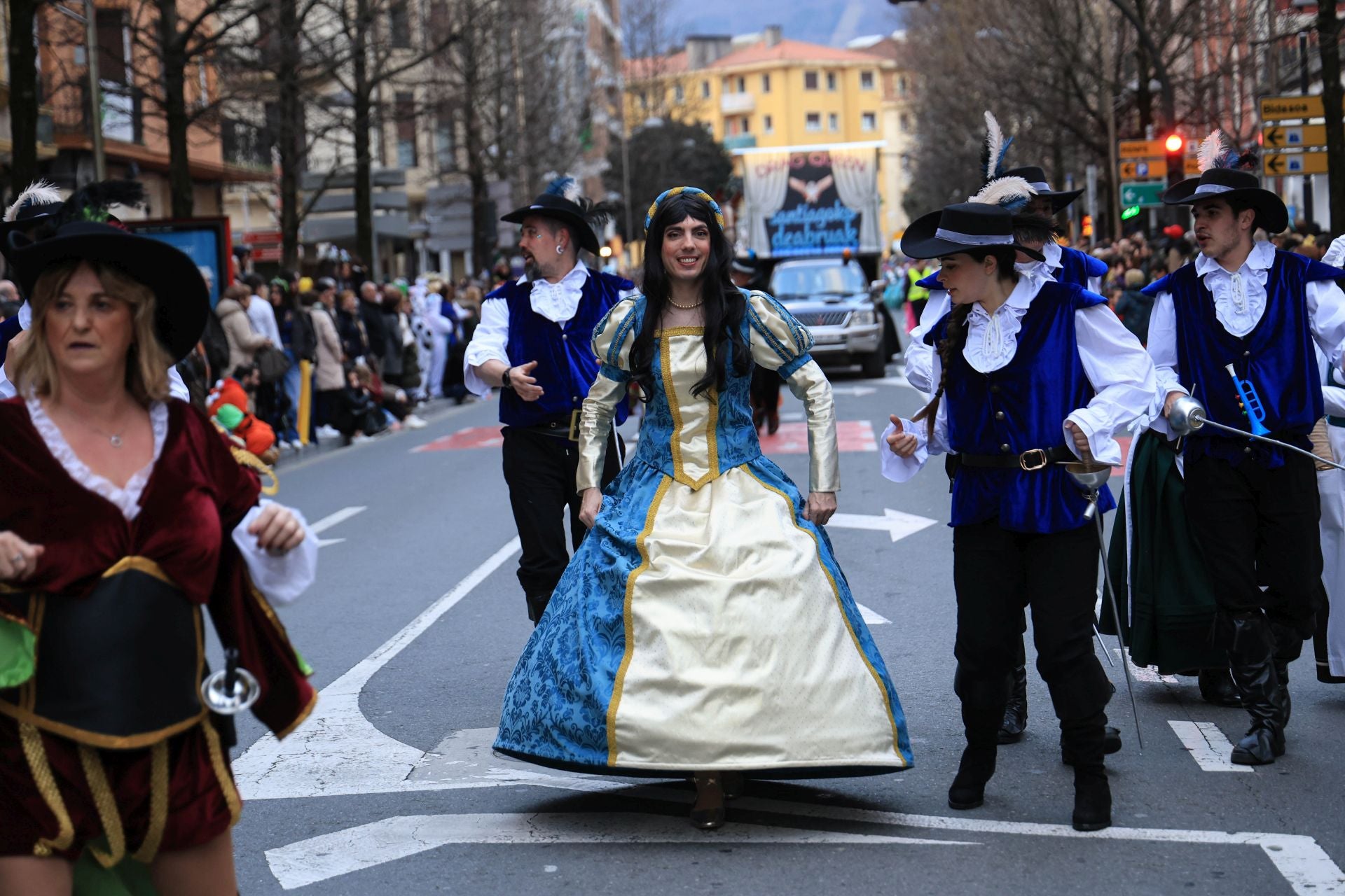 Los irundarras llenan las calles de color y alegría