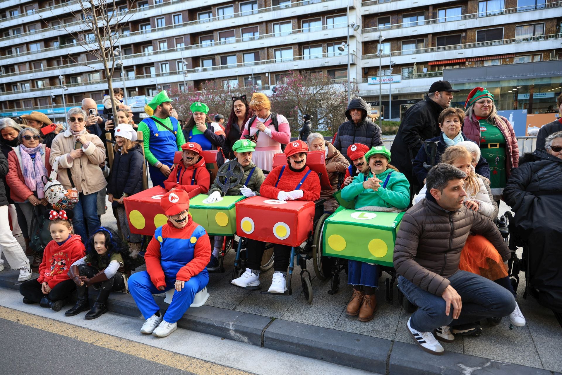 Los irundarras llenan las calles de color y alegría