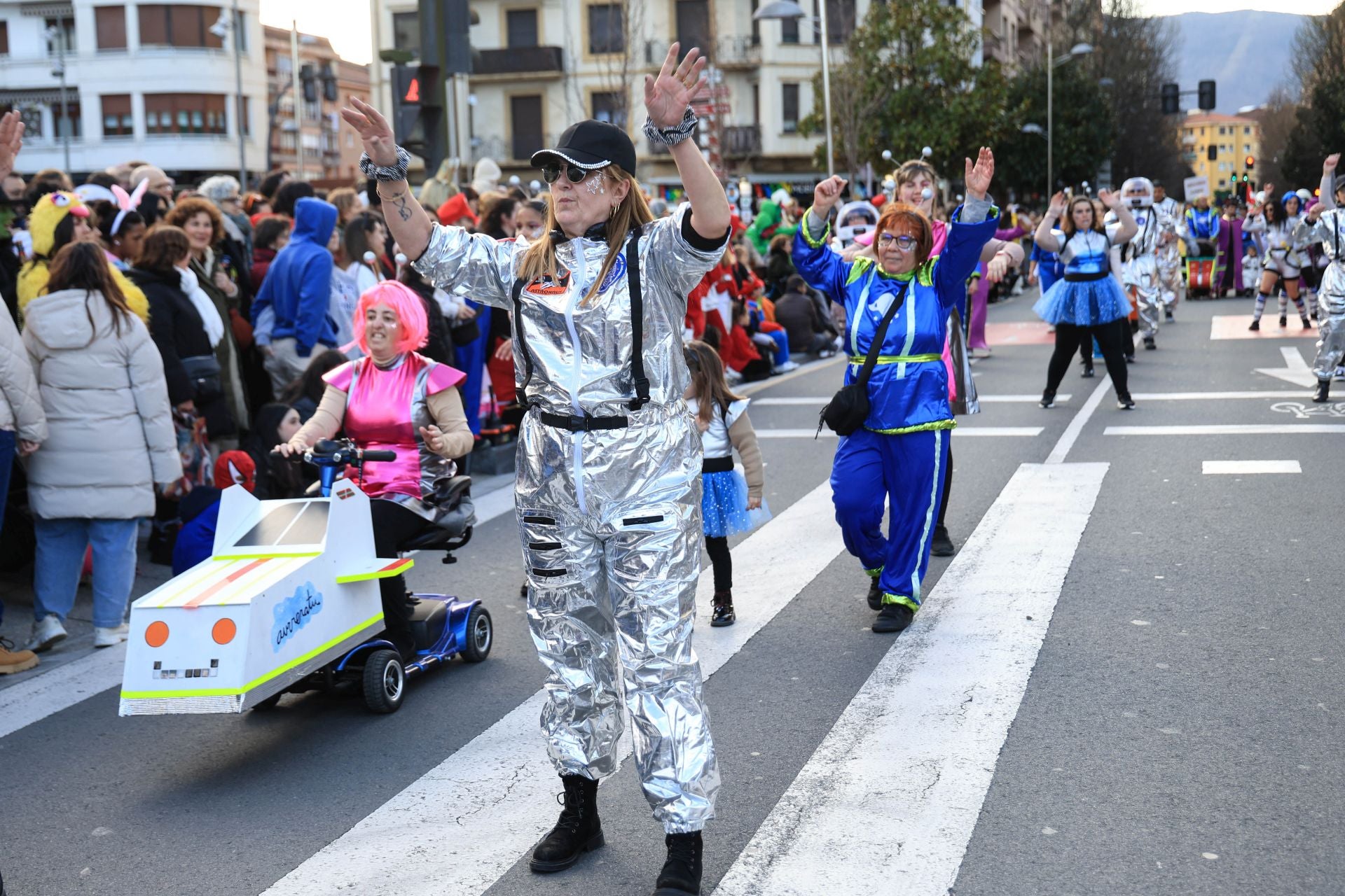 Los irundarras llenan las calles de color y alegría