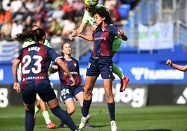 Una jugadora del Barcelona gana en el salto a la del Eibar.