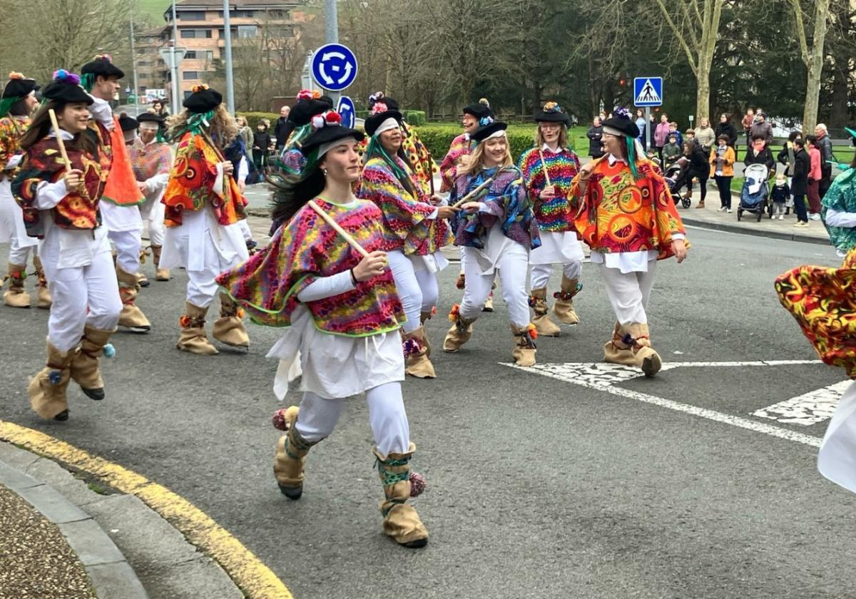 Varios momentos del colorido desfile que protagonizó la comparsa popular de los Oñatiko Inauteriak, con sus peculiares personajes.