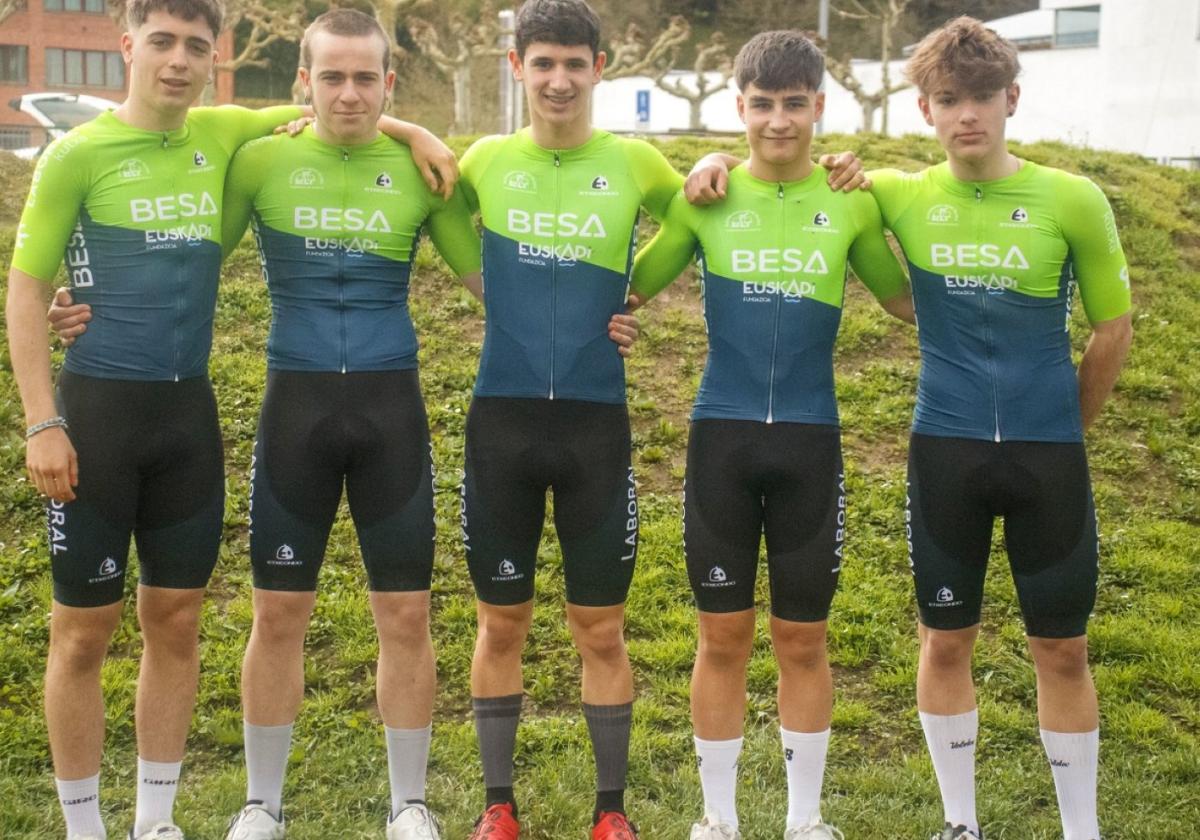 La escuadra femenina comarcal Igamo-Lokatza con ciclistas juveniles y sénior. Sus compañeros juveniles corren con Elgoibar.