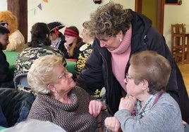 Ana Azkoitia alkatea eta Gizarte Zerbitzuetako zinegotzi Sonia Vazquez bertaratu ziren, Bizipozako erabiltzaileak  agurtzera eta haiekin solastera.