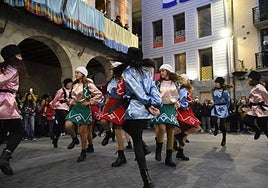 Tradicional baile de cosacas en la tamborrada del Sábado Regular en la Plaza Zaharra, que cumplían 70 años desde su primera salida en 1955.
