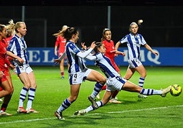 Guridi llega a tocar con la puntera dentro del área en posición acrobática, este domingo en Zubieta.