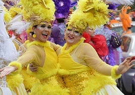 El colorido desfile de comparsas en Errenteria