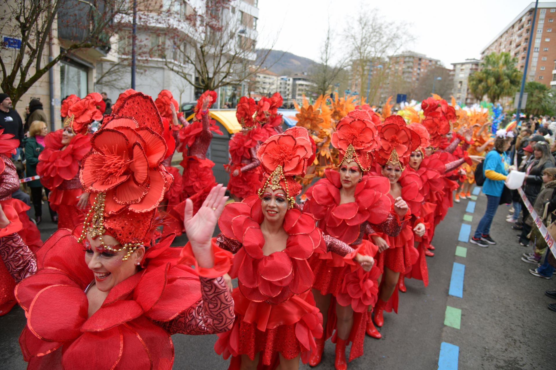 El colorido desfile de comparsas en Errenteria